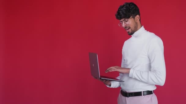 Online conflitto internet ansia pazzo uomo laptop — Video Stock