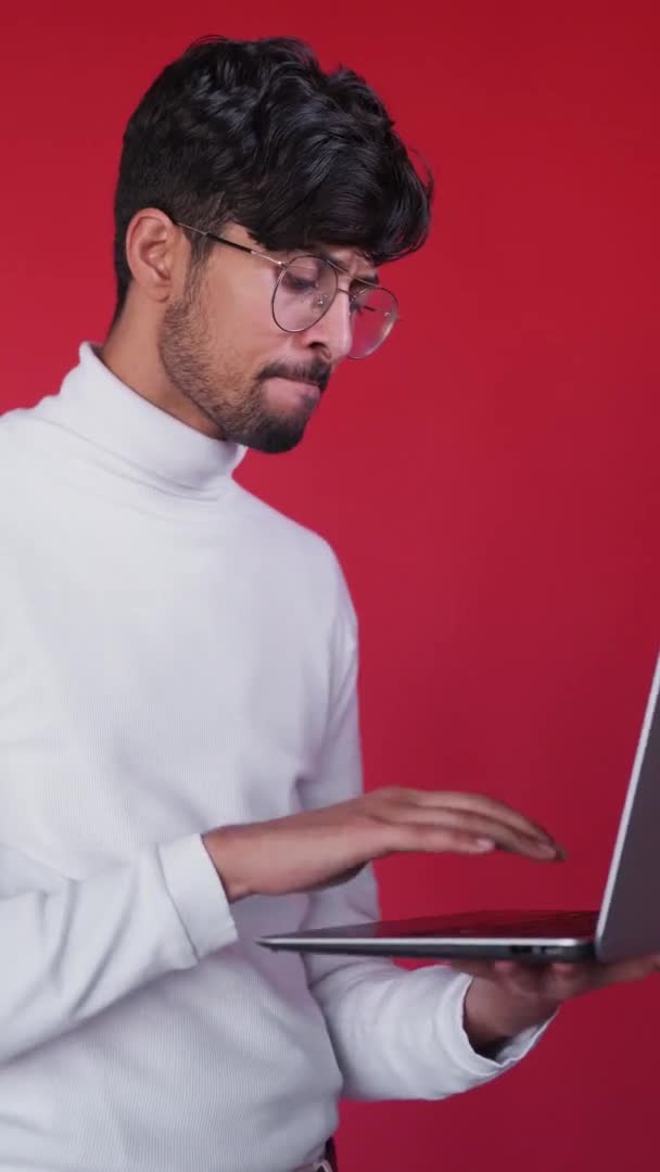 Bilgisayar sorunu uygulama hatası adam dizüstü bilgisayarını rahatsız etti — Stok video