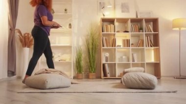 Çevrimiçi eğlence aleti hafta sonu kadın dizüstü bilgisayarı eve