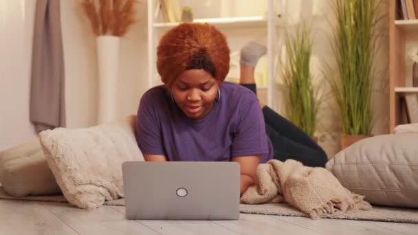 Chat en línea citas mujer del sitio web escribiendo en el ordenador portátil — Vídeo de stock