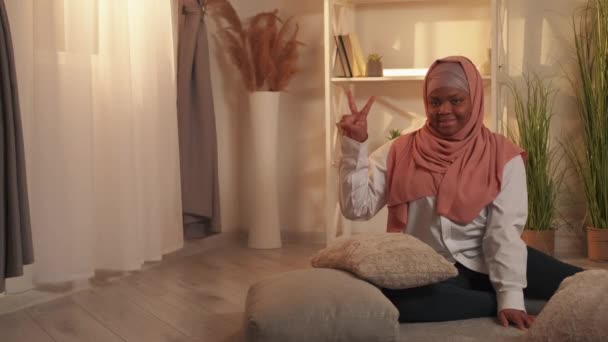 Casa estilo de vida feliz dona de casa relaxado mulher paz — Vídeo de Stock