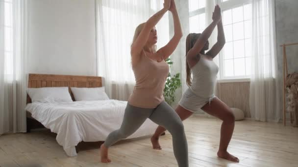 Yoga zusammen zu Hause Training kurvige weibliche Freunde — Stockvideo