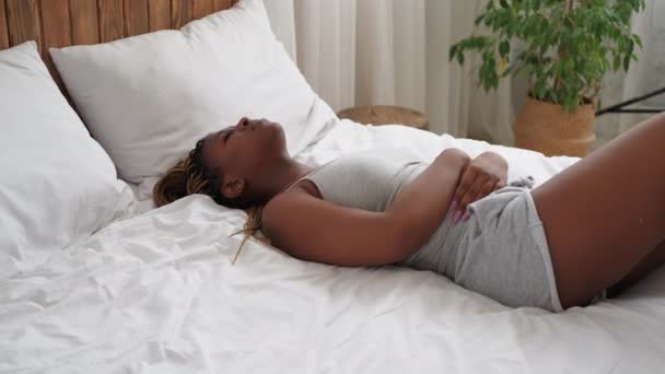 Perioda bolest pms křeče nevolnost žena bolest břicha — Stock video