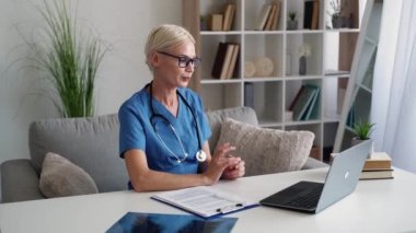 Tıbbi yardım kadın doktor çevrimiçi konferansı