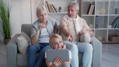 Boş günler, mutlu aile fotoğrafları, rahatlamış anılar.