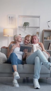 Tatil gezisi planlarken mutlu aile anın tadını çıkarıyor