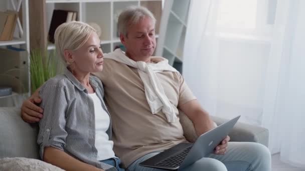 Reunión en línea feliz pareja educación a distancia — Vídeo de stock