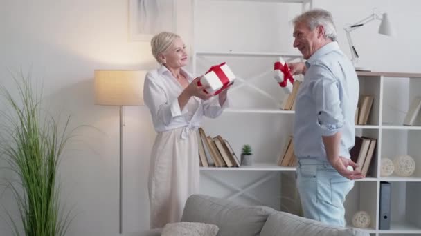 Jubiläumsfeier glückliches Ehepaar mittleren Alters — Stockvideo