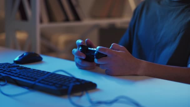 Ігровий чоловік кібер веселі нічні розваги розслаблений — стокове відео
