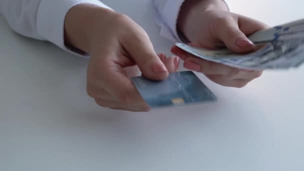 Dinheiro eletrônico mãos cartão de crédito nos dólar dinheiro — Vídeo de Stock
