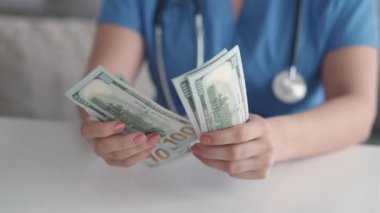 Doktor geliri sağlık hizmetleri nakit paraya mal oluyor.