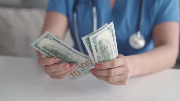 Arts inkomen gezondheidszorg kost geld dollars contant — Stockvideo