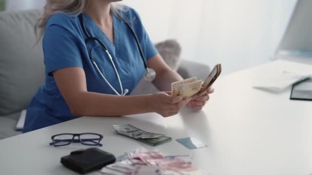 Медицинский бизнес врач подсчитывает деньги евро наличными — стоковое видео