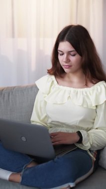 Ev işleri, iş, dizüstü bilgisayar, kadın kanepesi.