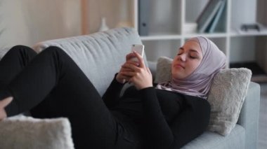 Telefon eğlence evi rahatla mutlu kadın kanepesi