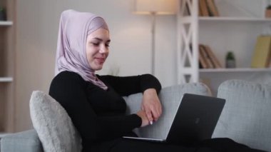 dizüstü bilgisayar eğlenceli internet eğlence evi kadını kanepesi