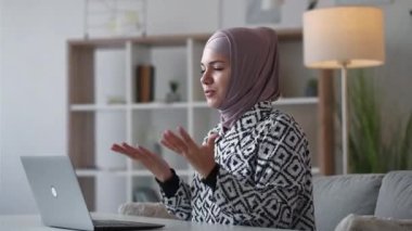 Video görüşmesi internetteki kadın dizüstü bilgisayarlı ev