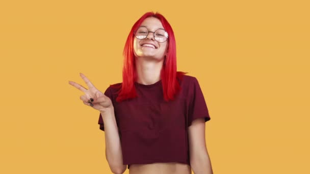 平和ジェスチャー勝利シンボル幸せな女性GIFループ — ストック動画