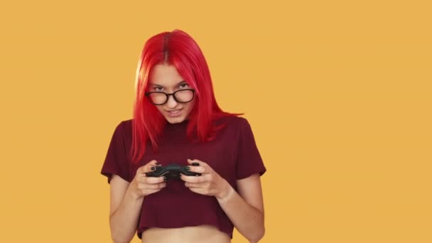电子游戏主机娱乐女孩操纵杆 — 图库视频影像