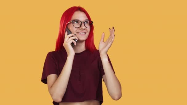 Telefoongesprek mobiele communicatie gelukkig meisje praten — Stockvideo