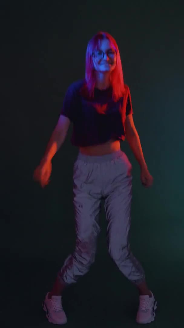 Moderní tanec neon světlo lidé žena noc — Stock video