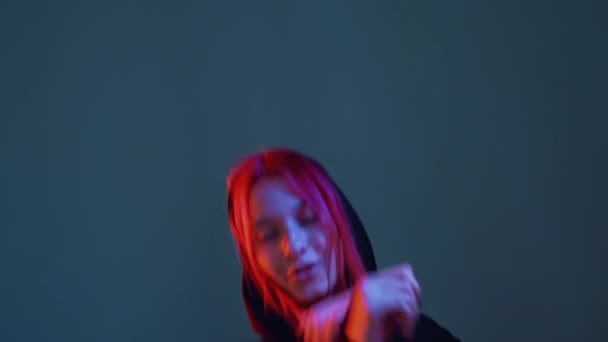 Neon ışıklı dans hip hop stili kadın neon ışığı — Stok video