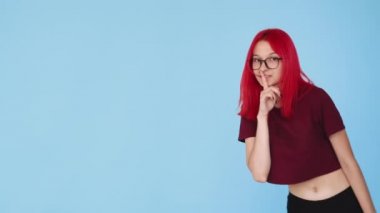 Sessiz ol. Gizli işaret düğmesi kız parmak sessizliği.