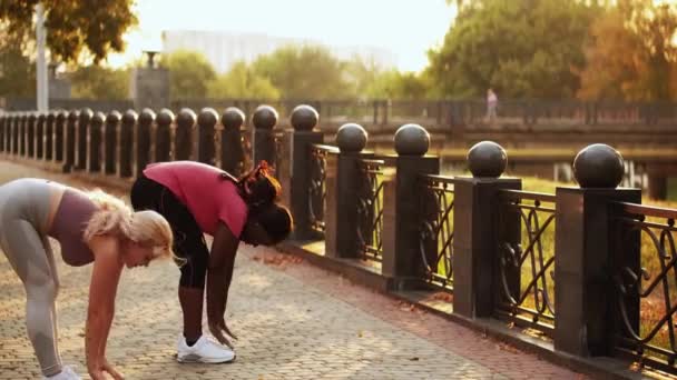 Ville séance d'entraînement exercice en plein air femmes rue — Video