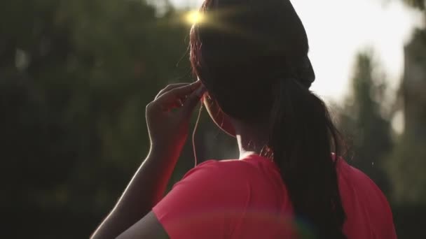 Oortelefoons muziek lopen buiten vrouw luisteren lied — Stockvideo