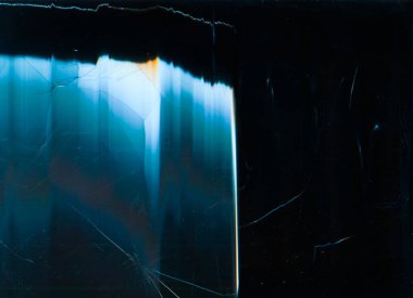 Kırık kaplama ezilmiş doku tozları kararıyor.