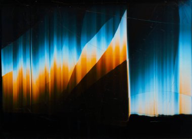 Kırık ekran dijital nesneleri örtüyor