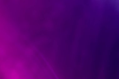 Lens parıltısı bulanık, neon ışınları pembe, mor parıltı