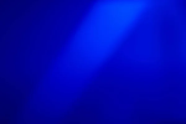 Rozostřená záře překrývající neonově světle modré barevné paprsky — Stock fotografie