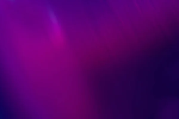 Fundo fluorescente desfocado raios roxo brilho — Fotografia de Stock