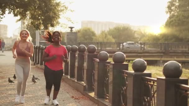 Ranní běh město jogging ženy školení ulice — Stock video