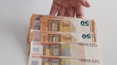 Para gelir eli nakit avro banknotları topluyor