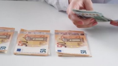 Para değişimi dolar sayarak el ele veriyor.