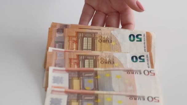 Geldinkomstenhand die contant eurobankbiljetten verzamelt — Stockvideo