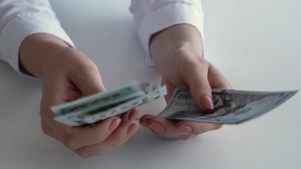 Geld Ersparnisse Gewinn Einkommen Hände zählen Dollars — Stockvideo