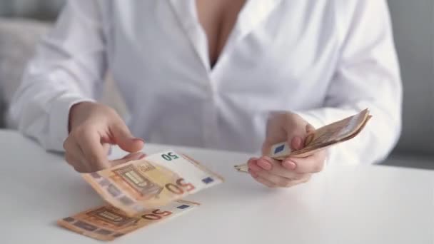 Borç alan kadın parayı sayıyor. 50 euro nakit. — Stok video