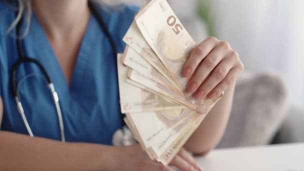 Drága egészségügyi gazdag orvos integetett pénz fan — Stock videók