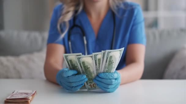 Gezondheidszorg corruptie arts tellen cash geld — Stockvideo