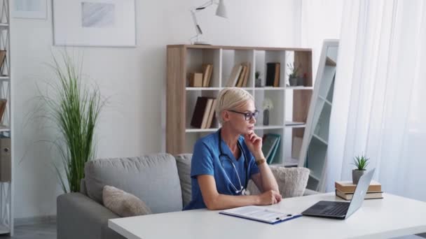 Vídeo conferência médico fêmea reunião colegas — Vídeo de Stock