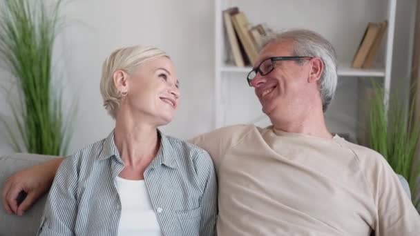 Familia pareja casual tiro disfrutando momento — Vídeos de Stock