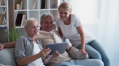 Çevrimiçi toplantı mutlu aile mesafesi iletişimi