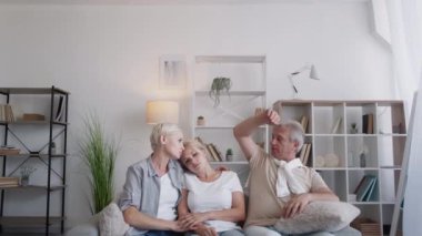 Aile bakımı üzgün kız birlikte eğleniyor.