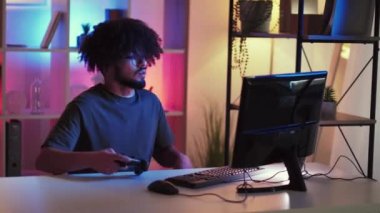 Oyun eğlenceli yakışıklı adam evde dinleniyor, gülümsüyor.