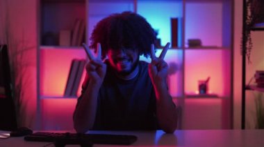 Barış işareti komik hipster adam mim yüz ifadesi mutlu