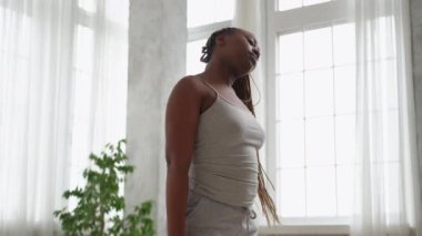 Sabah spor salonundaki esneme hareketleri yapan kadın