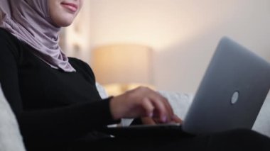 dizüstü bilgisayarla uzaktan kumandalı ev bilgisayarı kullanan kadın.